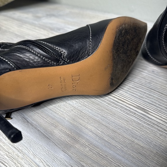 DIOR VTG BLACK LEATHER ANKLE “D” CHARM HIGH HEEL BOOTS 41 MADE IN ITALY - Picture 6 of 8